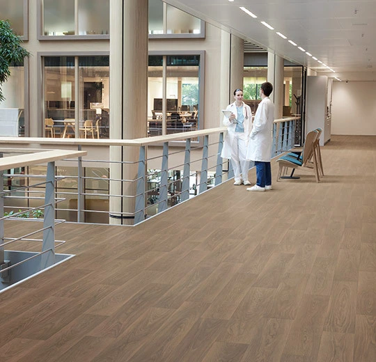 Verlegebild – heterogener Vinylbelag, Modul UP Compact – natural walnut