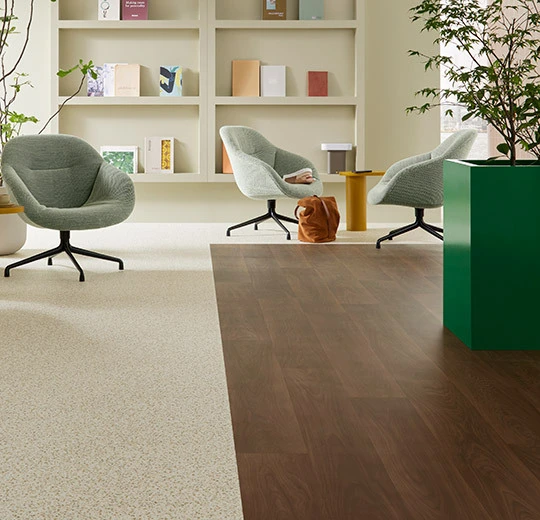 Verlegebild – heterogener Vinylbelag, Modul UP Compact – dark walnut