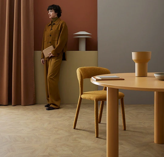 Verlegebild – heterogener Vinylbelag, Modul UP Compact – natural shaped wood