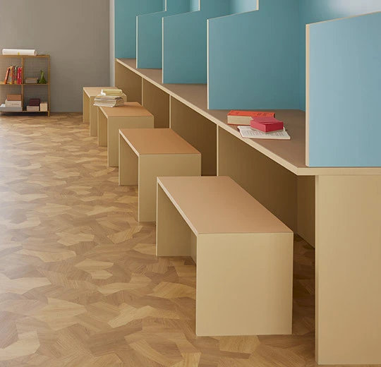 Verlegebild – heterogener Vinylbelag, Modul UP Compact – contrasted shaped wood