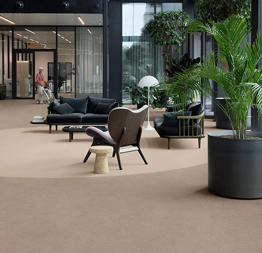 Verlegebild – heterogener Vinylbelag, Modul UP Compact – mortar urban concrete