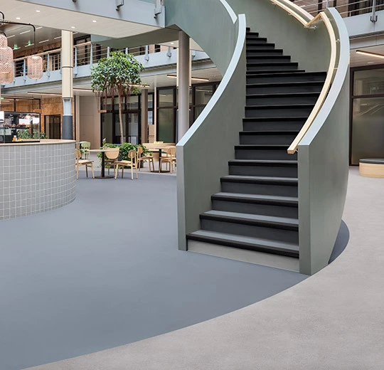 Verlegebild – heterogener Vinylbelag, Modul UP Compact – fog urban concrete