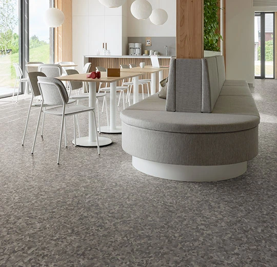 Verlegebild – heterogener Vinylbelag, Modul UP Compact – grey mimetico