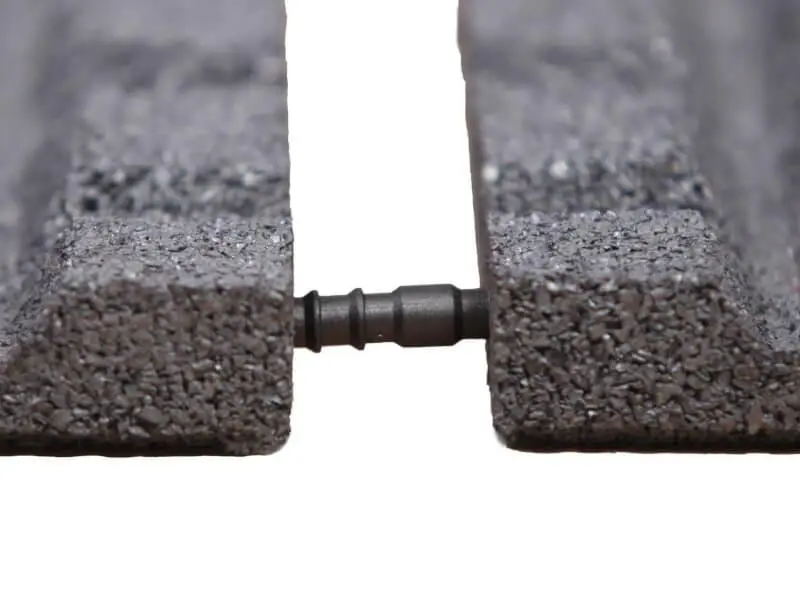 Produktbild – Verbinder und Verbindungslöcher für Gummiplatten 50 x 50 cm